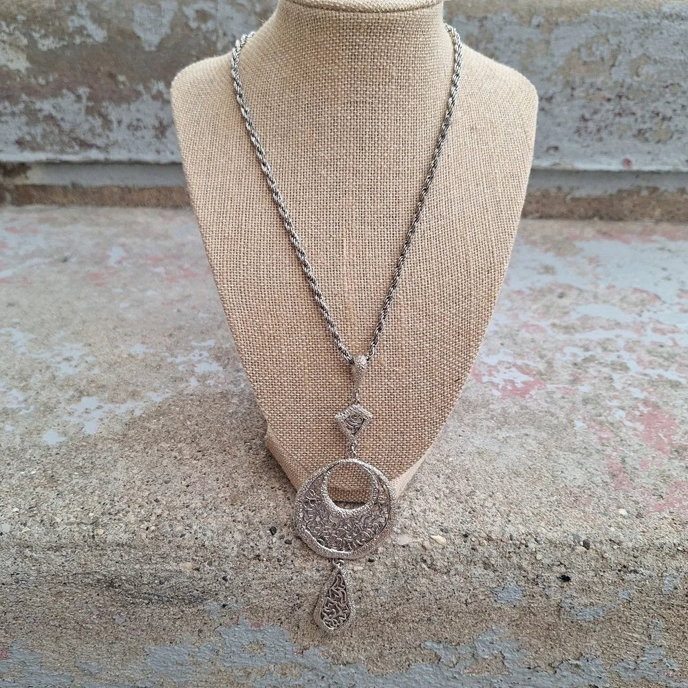 🌟 Elegant Silver Pendant Necklace
